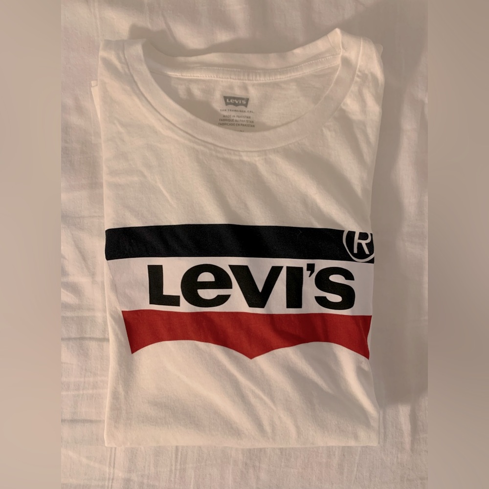 Levi’s T-shirt